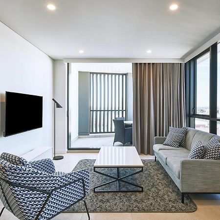 Meriton Suites Liverpool Extérieur photo A living room in a typical apartment