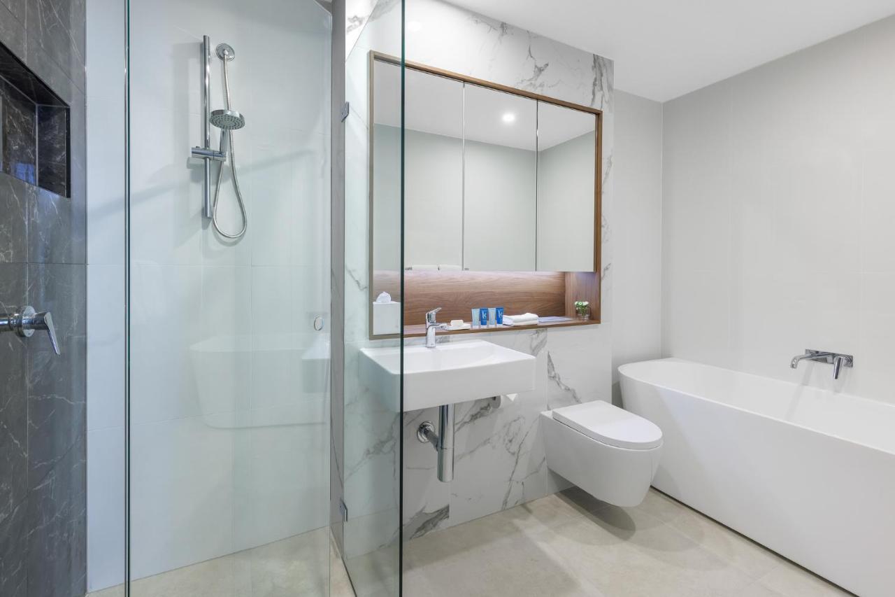 Meriton Suites Liverpool Extérieur photo A bathroom in a hotel