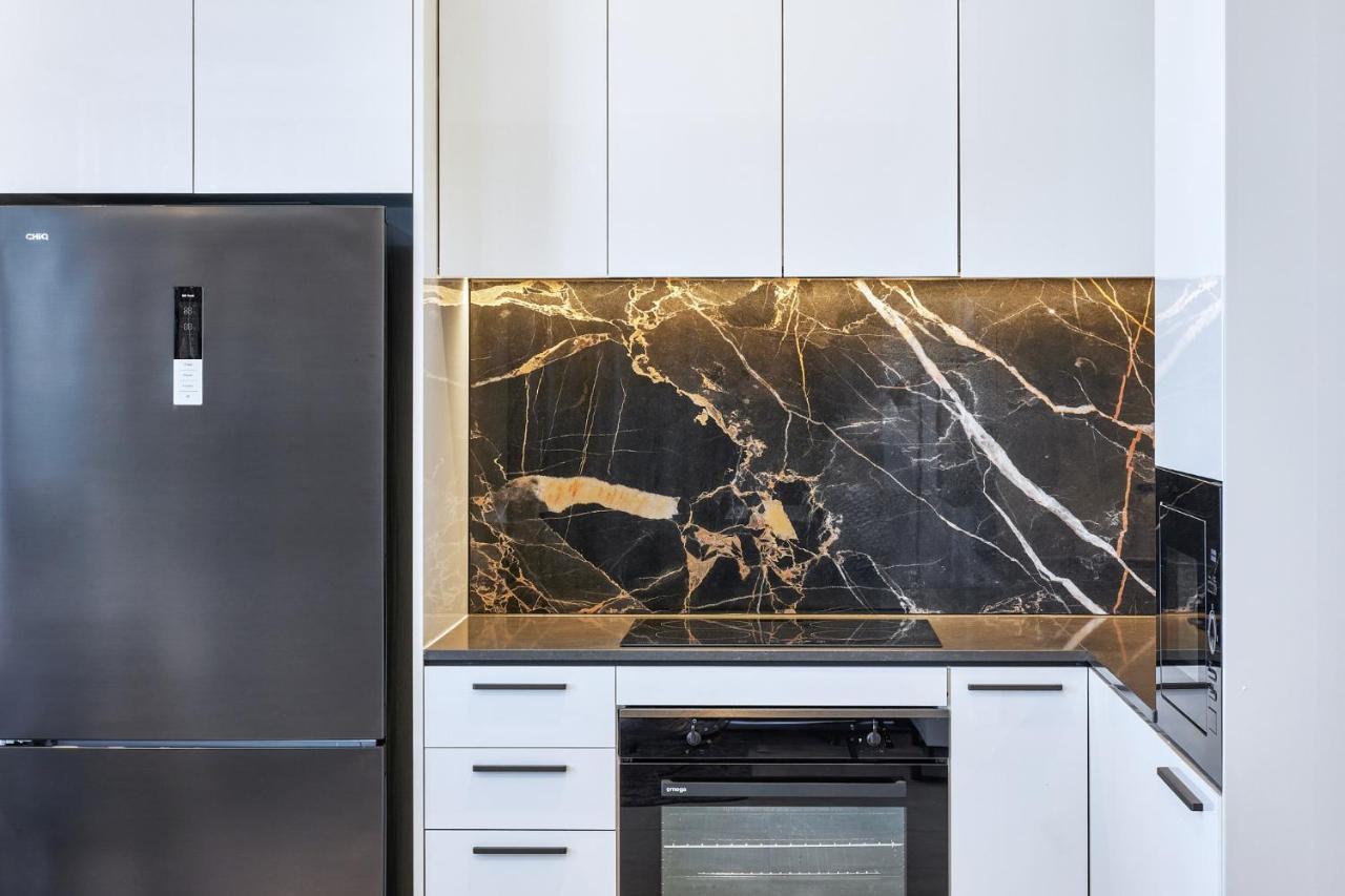 Meriton Suites Liverpool Extérieur photo A kitchen with a black granite countertop