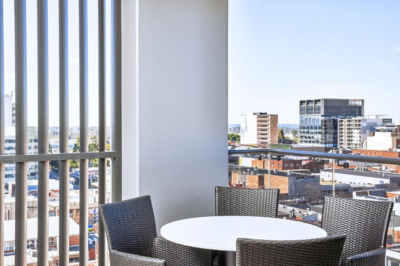 Meriton Suites Liverpool Extérieur photo A balcony at the hotel