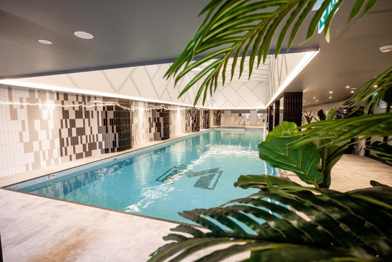Meriton Suites Liverpool Extérieur photo The swimming pool at the hotel