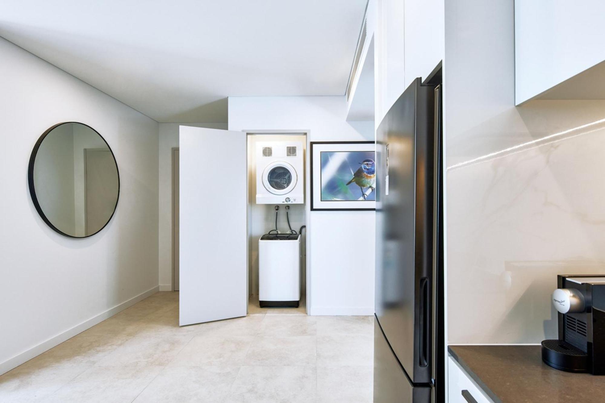 Meriton Suites Liverpool Extérieur photo A laundry room in a residential apartment