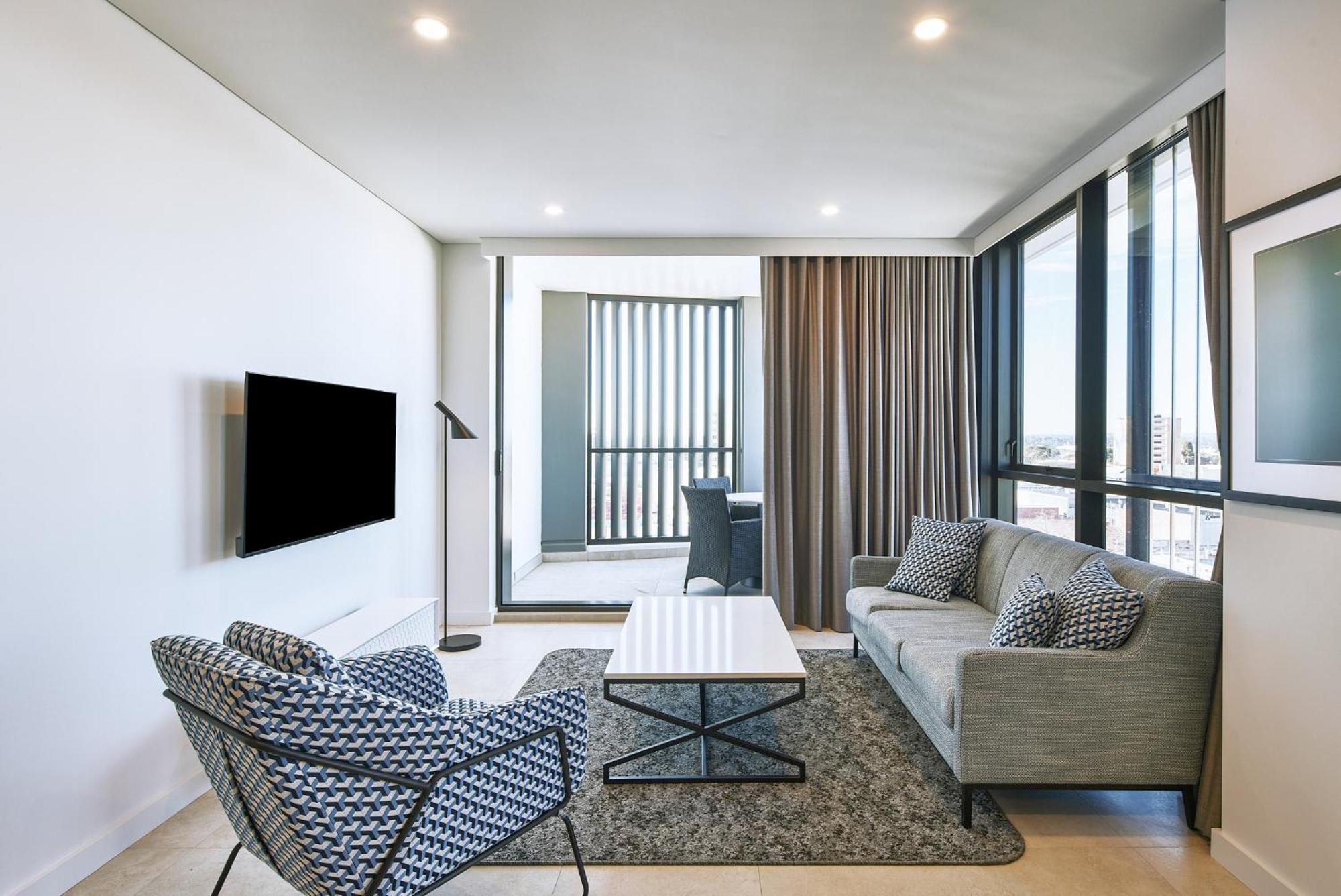 Meriton Suites Liverpool Extérieur photo A living room in a typical apartment