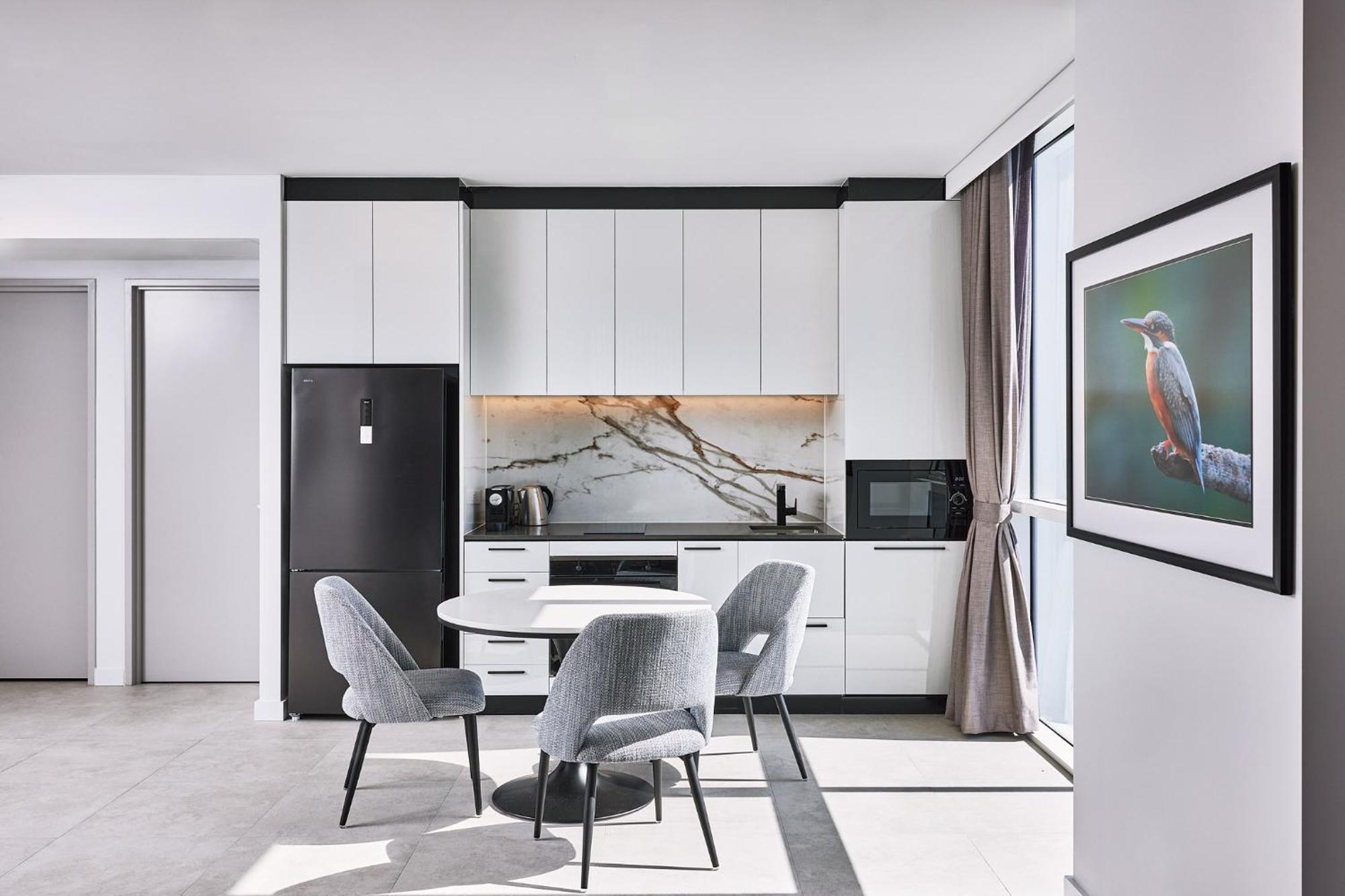 Meriton Suites Liverpool Extérieur photo A kitchen in a serviced apartment