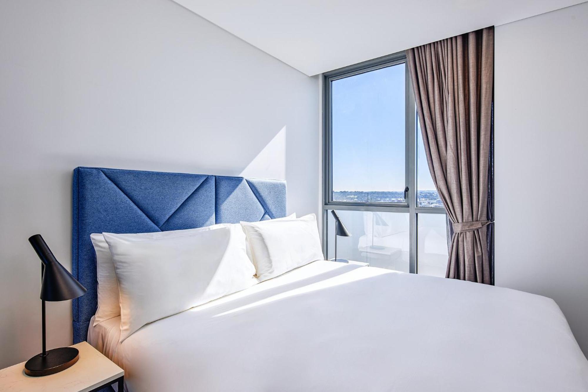 Meriton Suites Liverpool Extérieur photo A bedroom at the hotel
