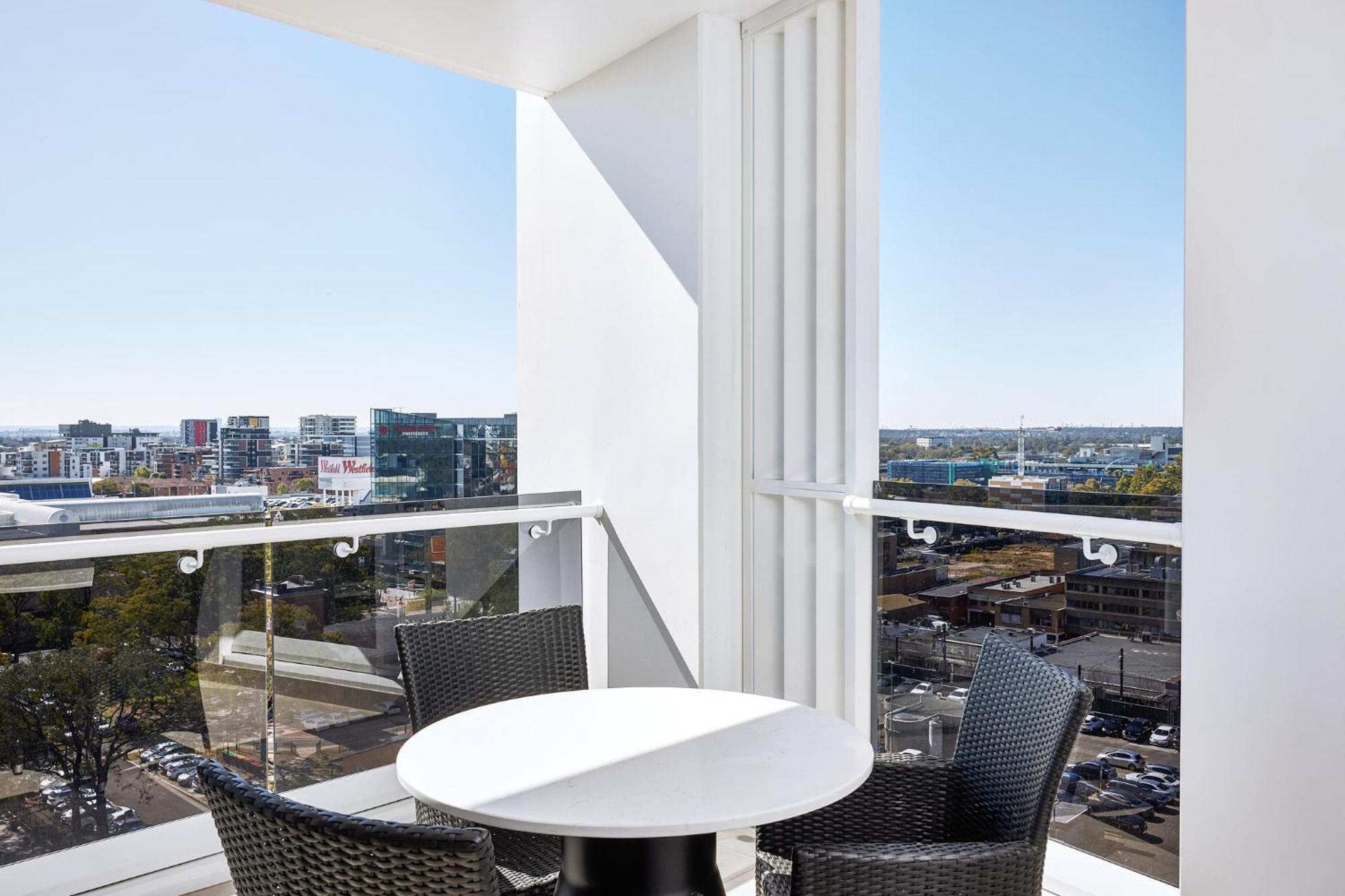 Meriton Suites Liverpool Extérieur photo A balcony at the apartment