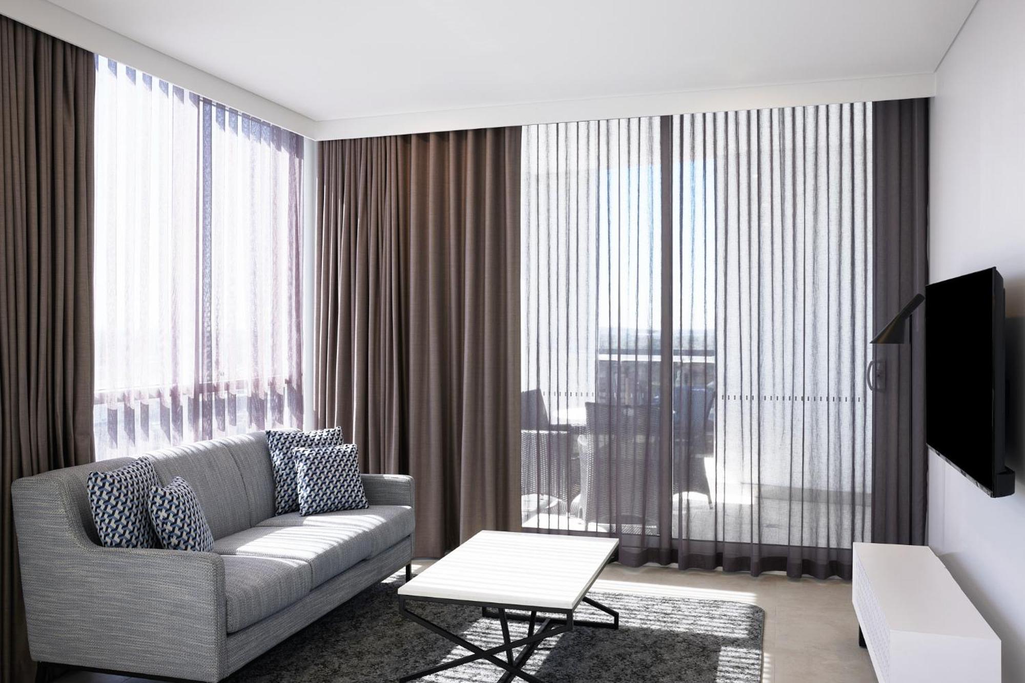 Meriton Suites Liverpool Extérieur photo Curtains