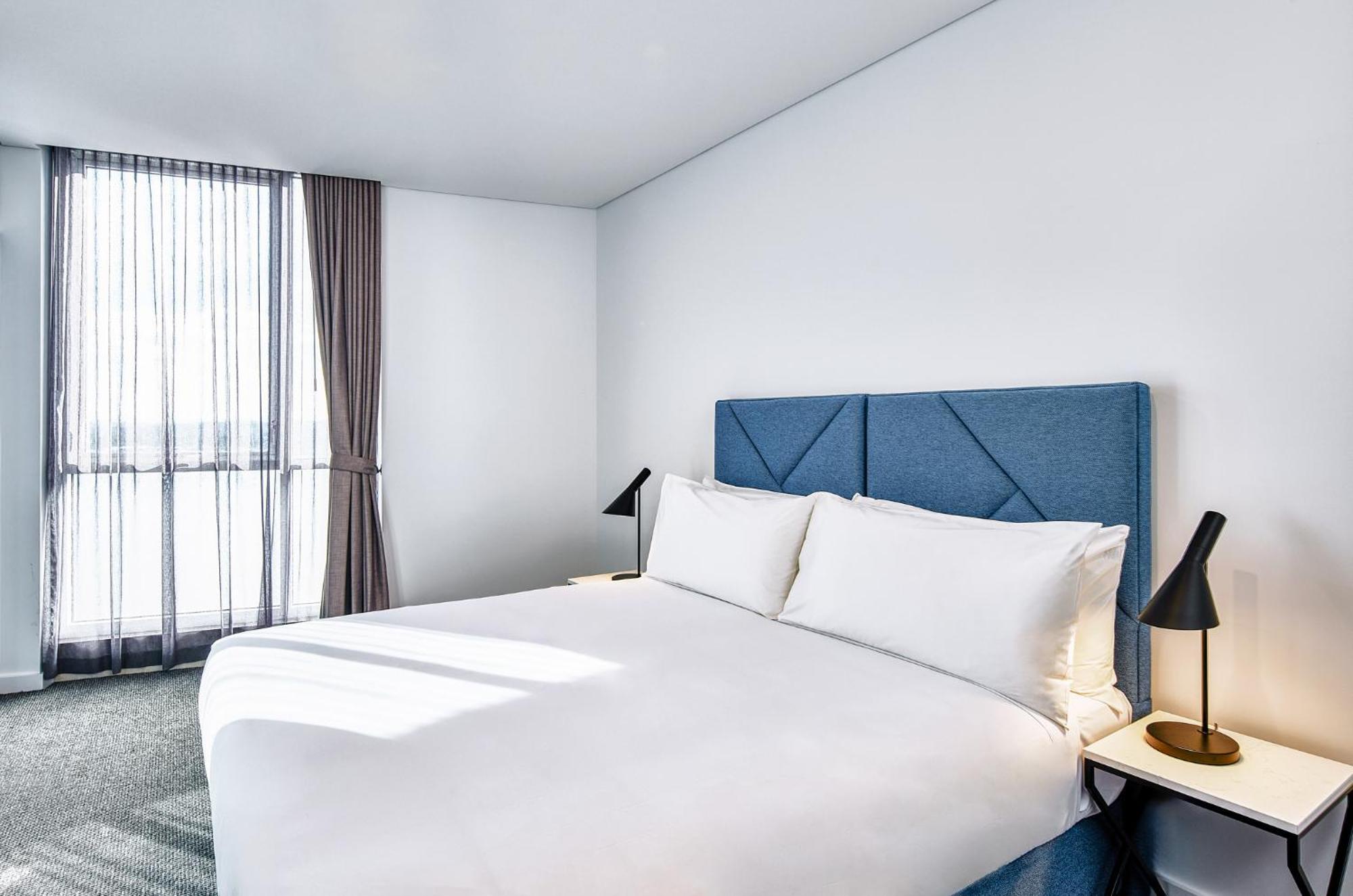Meriton Suites Liverpool Extérieur photo A bedroom at the hotel