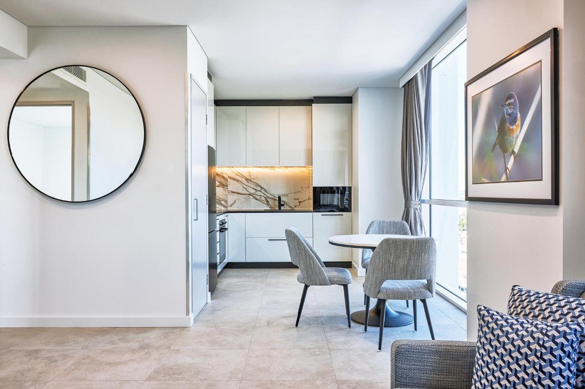 Meriton Suites Liverpool Extérieur photo The kitchen in a typical apartment