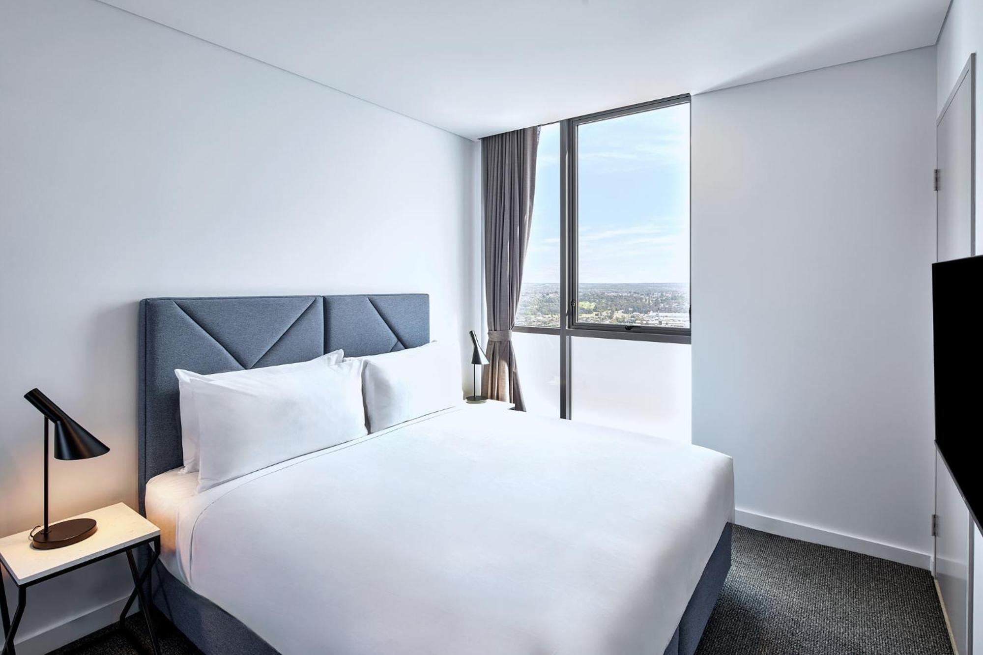 Meriton Suites Liverpool Extérieur photo A bedroom at the hotel