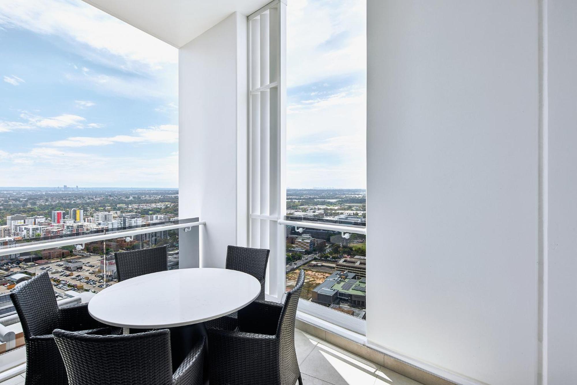 Meriton Suites Liverpool Extérieur photo Balcony