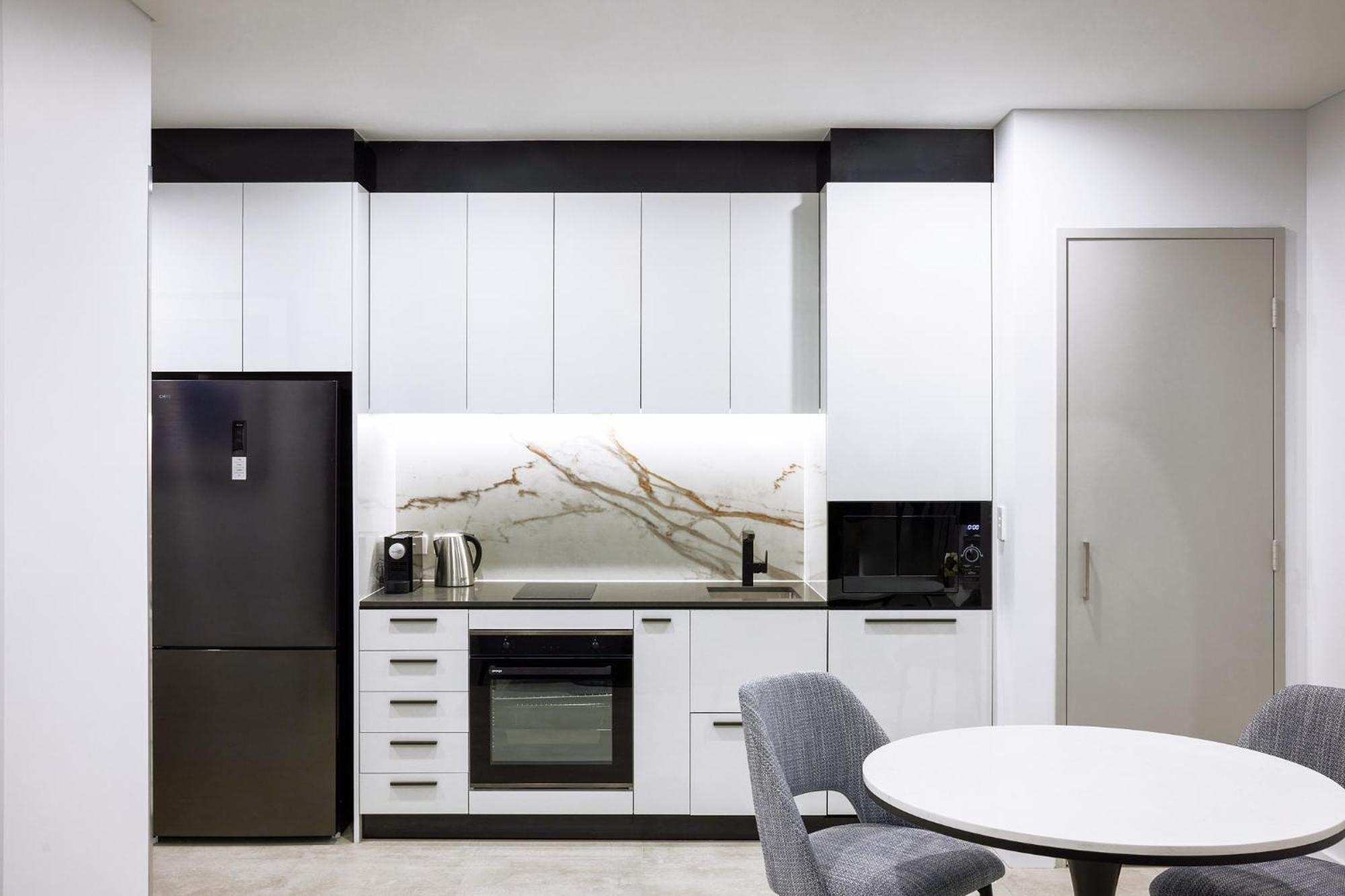 Meriton Suites Liverpool Extérieur photo A modern kitchen